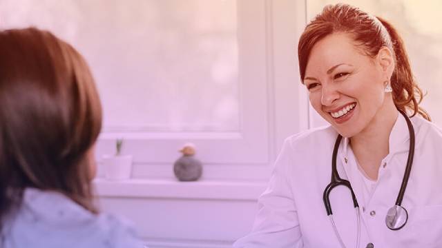 médica ginecologista sorrindo em atendimento com paciente